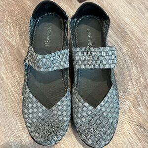 Nine West NWOT Comfy Silver Mary Jane Shoes. Platform.
